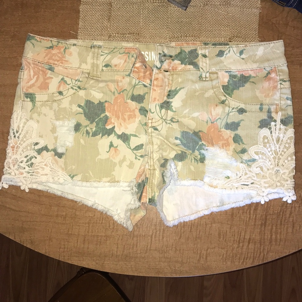 ‼️3/$20 - Mossimo Supply Co | Floral Jean Shorts | Size: 9